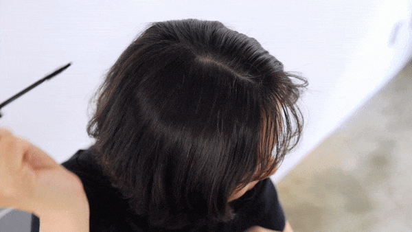 分け目は、手で髪を押さえて、ブラシを小刻みにジグザグ。丹波栗と天然インディゴで、天然由来の白髪隠し。リタッチヘアマスカラ|uruotte(ウルオッテ)