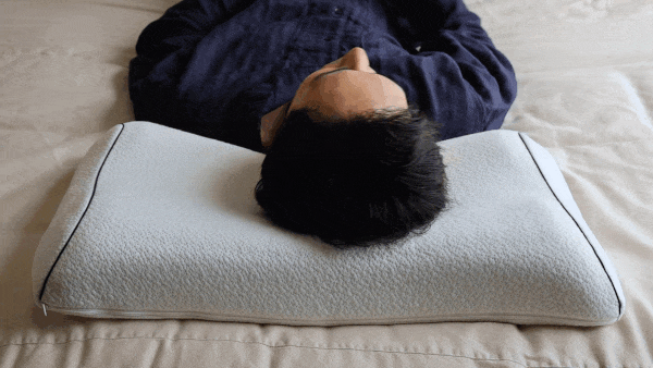 み込むことなく、右へ左へ、コロコロと「寝返り」しやすいからよく寝れる｜低反発＆高反発のいいとこ取り、医療の現場でも使われる「3Dジェルキューブ」を使った「テクノジェル枕」｜Technogel® pillow（テクノジェルピロー）