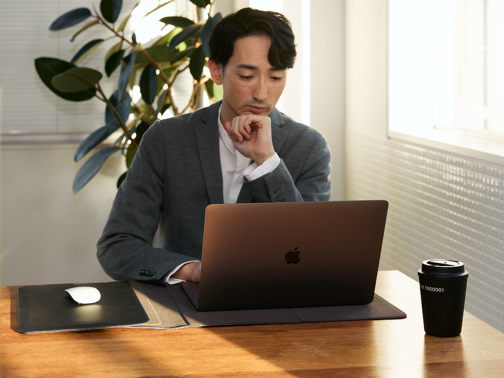 カフェでのひとり作業で。クライアント先でのミーティングで。フリーアドレスの職場で。リモートワークで。あなただけのワークスペース”のできあがり|Orbitkey(オービットキー)のビジネスツール『Orbitkey Compendium(コンペンディウム)』と、『Orbitkey Laptop Sleeve(ラップトップスリーブ)』