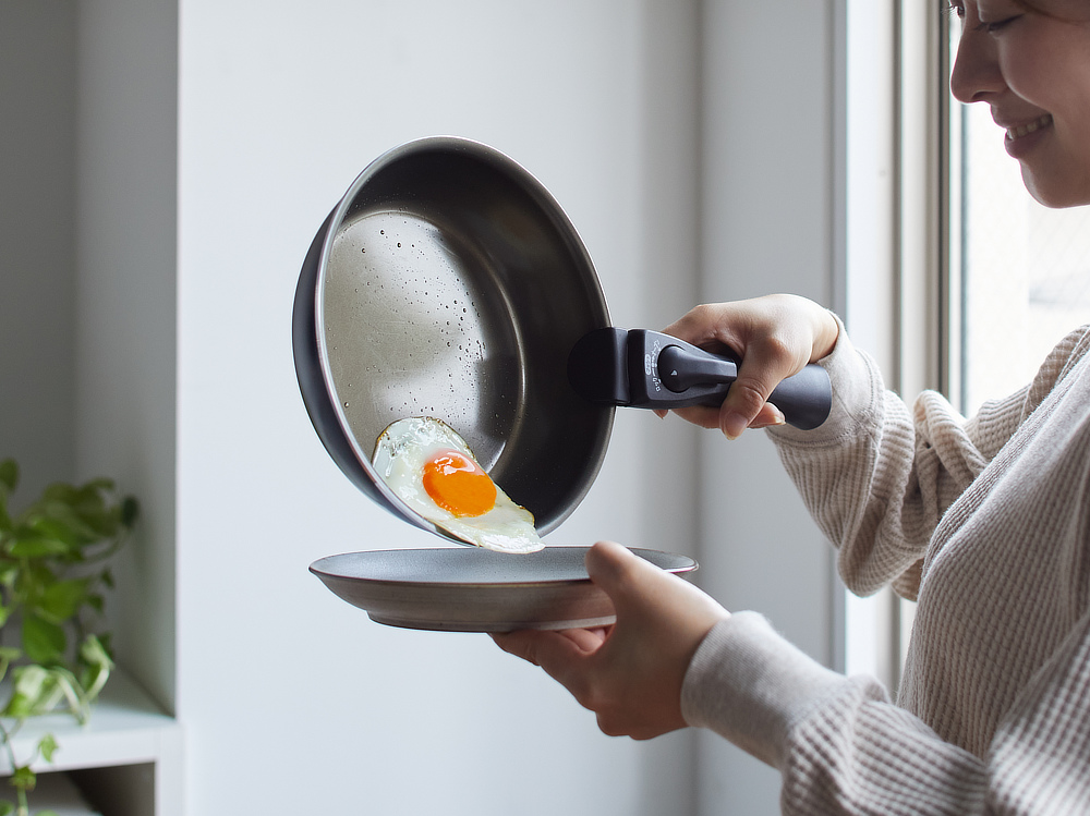誰でも料理上手にしてくれる調理器具|食材がくっつかない、焦げつかないフライパン(調理道具・キッチンツール)|『SURUTTO(スルット)』
