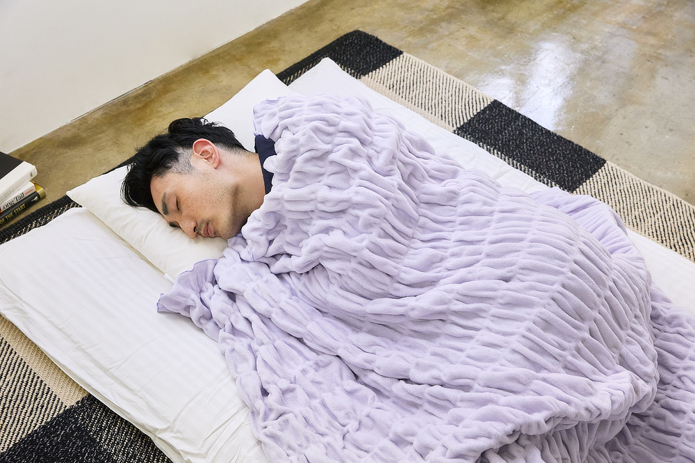 冷えやすい首すじや腰まわりにふんわりフィット|暖かさ抜群。寝返りをうっても体にフィットする、新感覚の毛布『ZEPPINハグウォーム』日本製の秋冬寝具