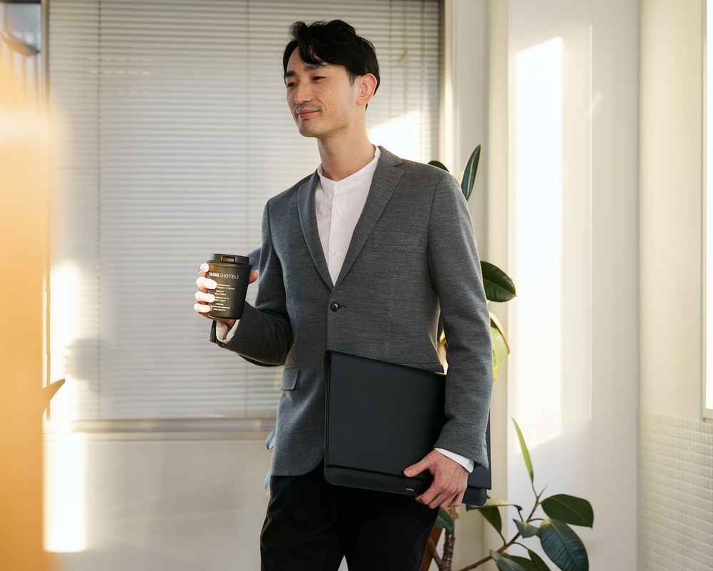 ノートパソコンをすばやく出し入れできて、デスクマットとしても考え抜かれた『Orbitkey Laptop Sleeve』|Orbitkey(オービットキー)のビジネスツール『Orbitkey Compendium(コンペンディウム)』と、『Orbitkey Laptop Sleeve(ラップトップスリーブ)』