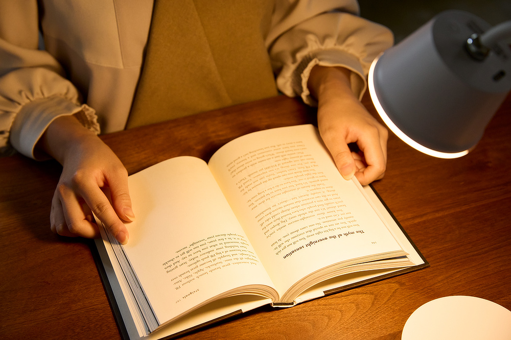 玄関や廊下、夜道を照らして、歩けるくらいの明るさがあります。読書やパソコン作業に、十分な明るさ｜突然の停電でも安心。BBQやテント内の照明、ガレージの作業灯にも。お洒落な充電式のコードレスLEDランプ『Magnecco（マグネッコ）』