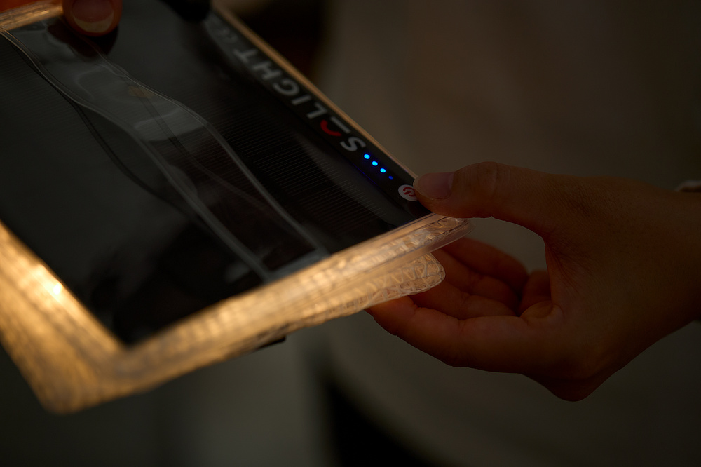 シーンに合わせて40lmから最大300mlの明るさや、色温度が異なる7種類の灯りが選べます。｜長時間点灯、大容量バッテリー付き、折り畳めるランタン「MEGAPUFF（メガパフ）」（ソーラー充電式ランタン、太陽光発電ランタン、キャリーザサン、ソーラーパフ）