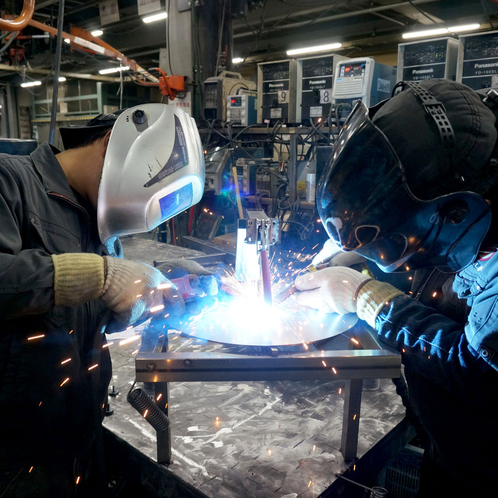素材も製作もALLジャパンメイド。粘り気があって強度が出やすい日本製のスチールを使い、熟練の日本の職人によって丁寧に作られています。｜おしゃれなアパレルショップの什器を手掛ける日本コパック株式会社によるお洒落なスチール家具『KIT（キット）』