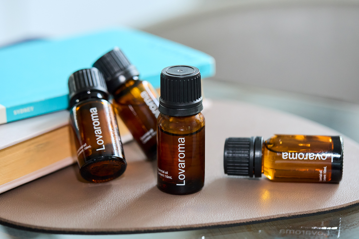 届いたらすぐに使える「ブレンド精油」1本つき。「シャキッと集中」「すっきりドライブ」「自然な虫除け」「ぐっすり睡眠」|家、車、お店、オフィス、いつでもどこでも使える。コードレス充電式のネブライザー型アロマディフューザー|Lovaroma(ラバロマ)