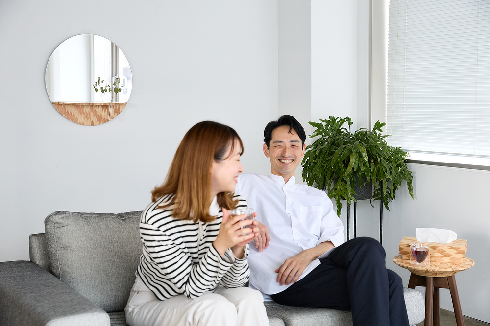 ていねいに組み上げられた寄せ木だけが持つ、輝くような魅力。大切な人へのプレゼント、記念日のギフト、節目の贈り物に。｜日本のミマツ工芸による佐賀の杉を選び抜いて作った家具『NENRIN（年輪）』｜ウォールミラー・鏡