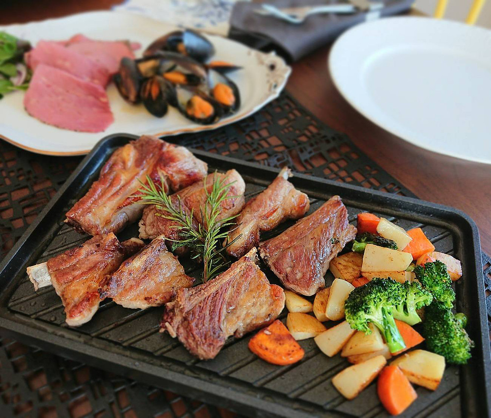 溝がついていることで、余分な脂が落ちるので、さっぱりヘルシーに焼き上がる「炭プレート」｜万能調理器具「スミイタグリル」・炭（カーボン）プレート｜あやせものづくり研究会 Ayase Labo（カーボン加工専門メーカー旭工業）