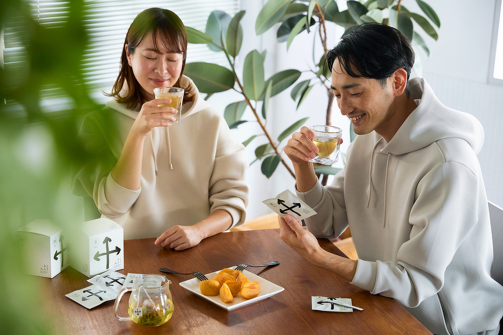 個包装だから、職場の仲間へのプチギフトにも最適です。玄米茶だから、もちろんお食事との相性もよく、いつでもどこでもしあわせないっぷくを味わえます。|備長炭でていねいに炙った、おこげが香る炒り餅をブレンドした、玄米茶の原点『京玄米茶 上ル入ル(アガルイル)』の玄米茶・日本茶|京都・宇治田原製茶場