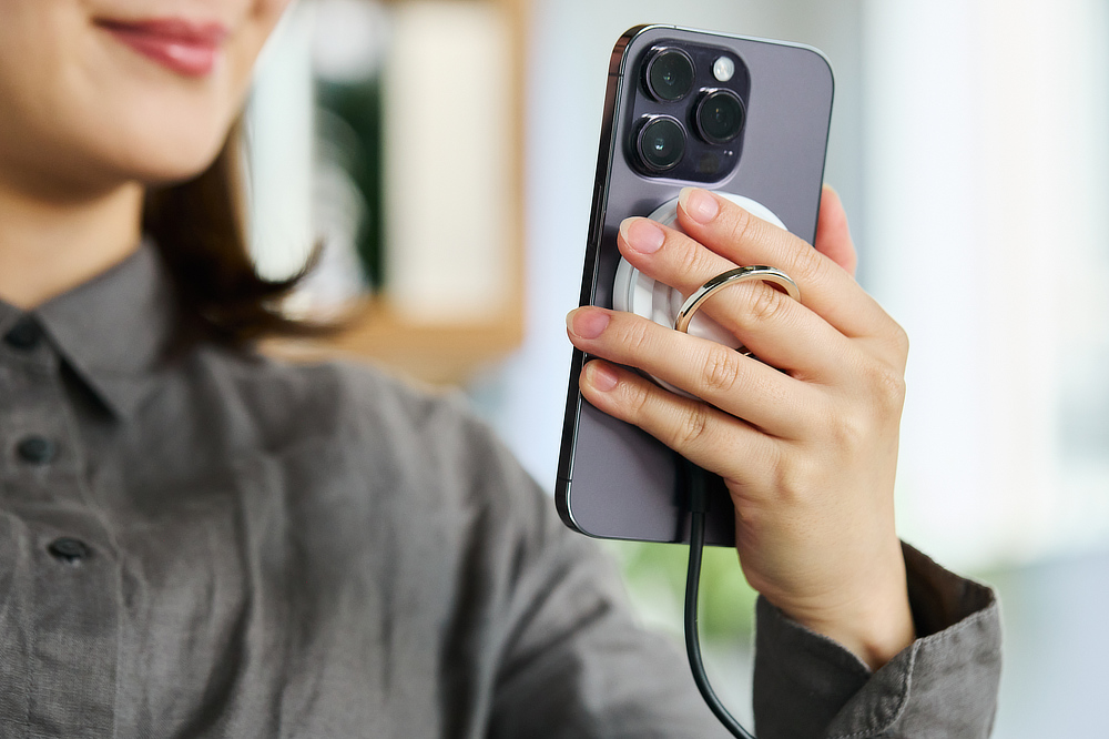 ホールドリングやスマホスタンドを装着しながら、すべてのMagSafe充電を一括で、しかも両面で行える|iPhone・Apple Watch・AirPodsのワイヤレス充電がひとつに!強い磁力でカンタン設置できる、MagSafe対応スマホリング充電器|MaGdget(マジェット)のチャージリング