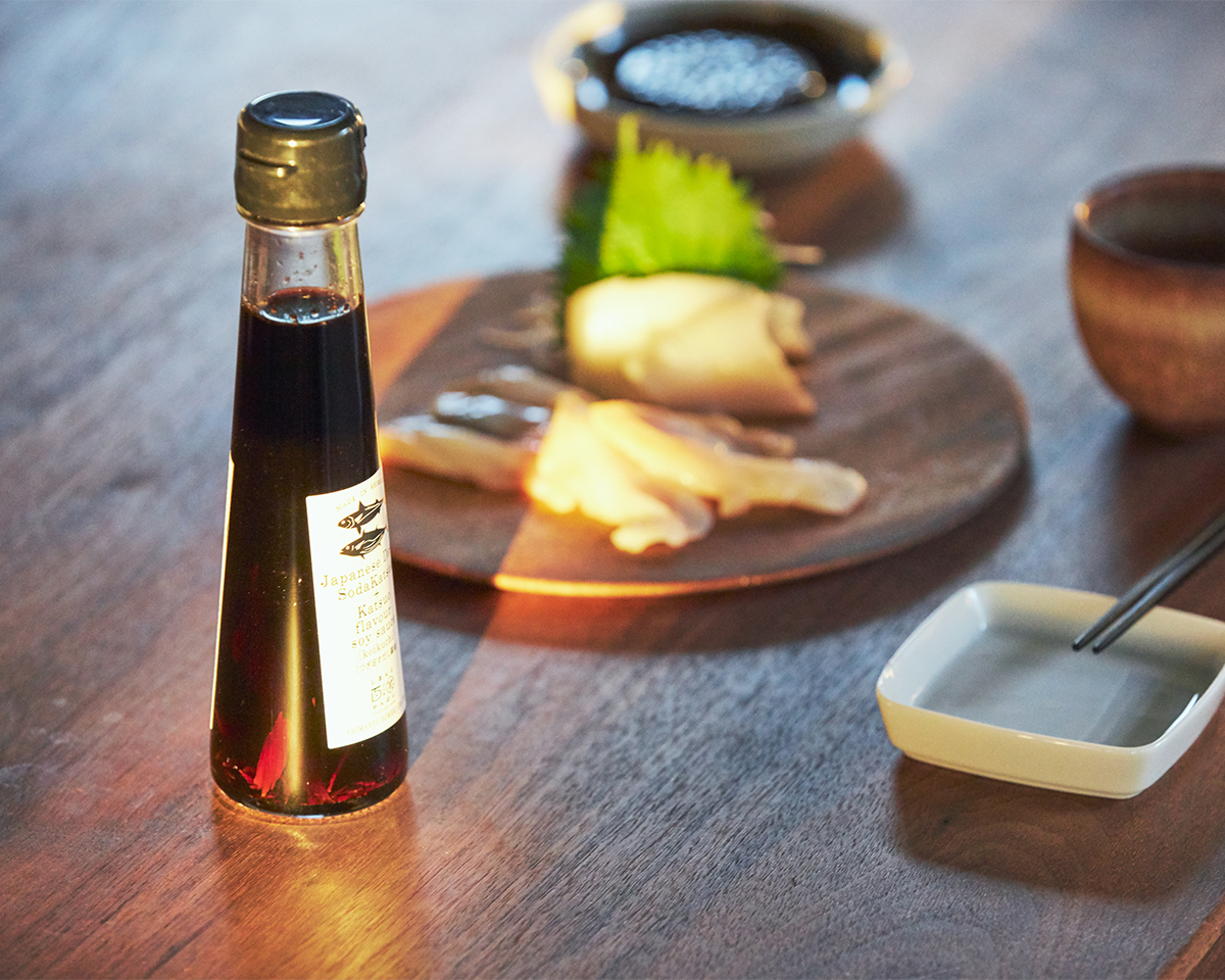 食卓でごはんや副菜にちょい足しする楽しみはもちろん、料理の味をキメるカギとなってくれる。うまみが凝縮！いつもの調味料が宗田節で輝きだす、つぎ足して使える「だし醤油＆だし酢（化粧箱入り）」｜SHIMANTO DOMEKI COMPANY