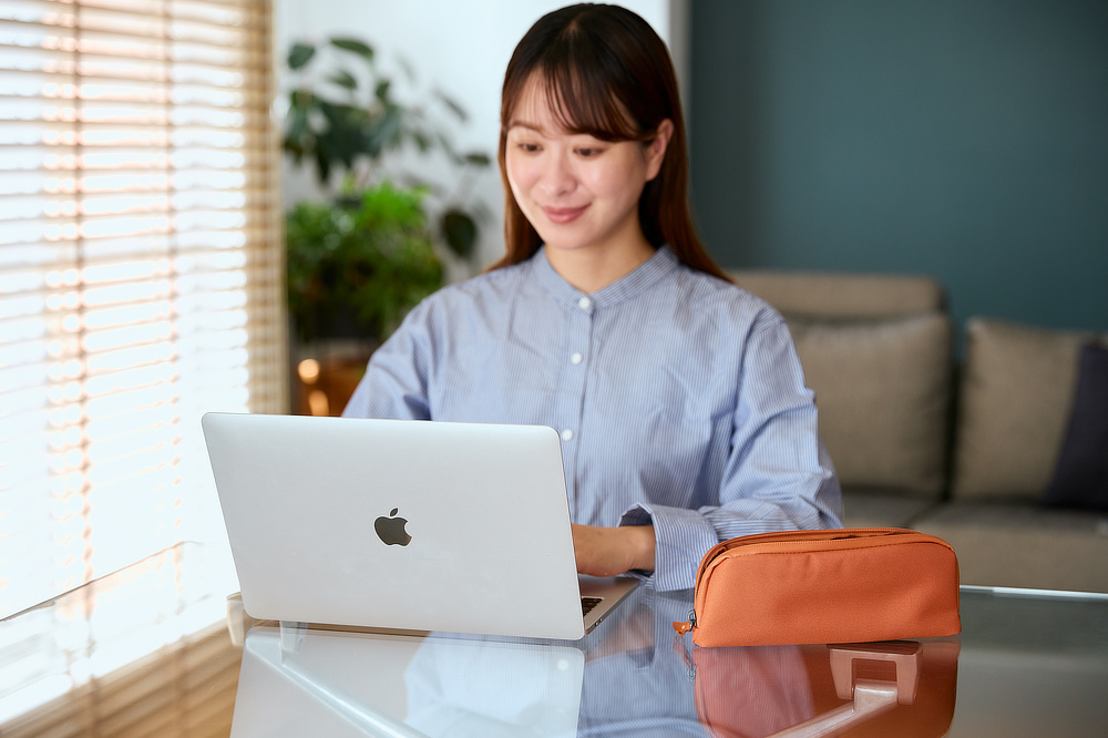 薄型ですが、広げて外側に折り畳めば、そのままデスクに自立します。｜働き方に合せて選べるビジネスポーチ3兄弟。ビジネスポーチ大・小セット、ペンケース、デスクポーチ｜Orbitkey