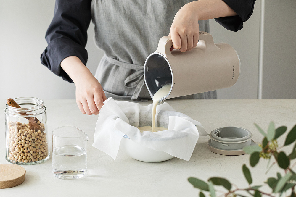 豆乳とおからを作るモード。濾し器などで濾して「豆乳」と「おから」に分離します。|『récolte(レコルト)』の自動調理ポット