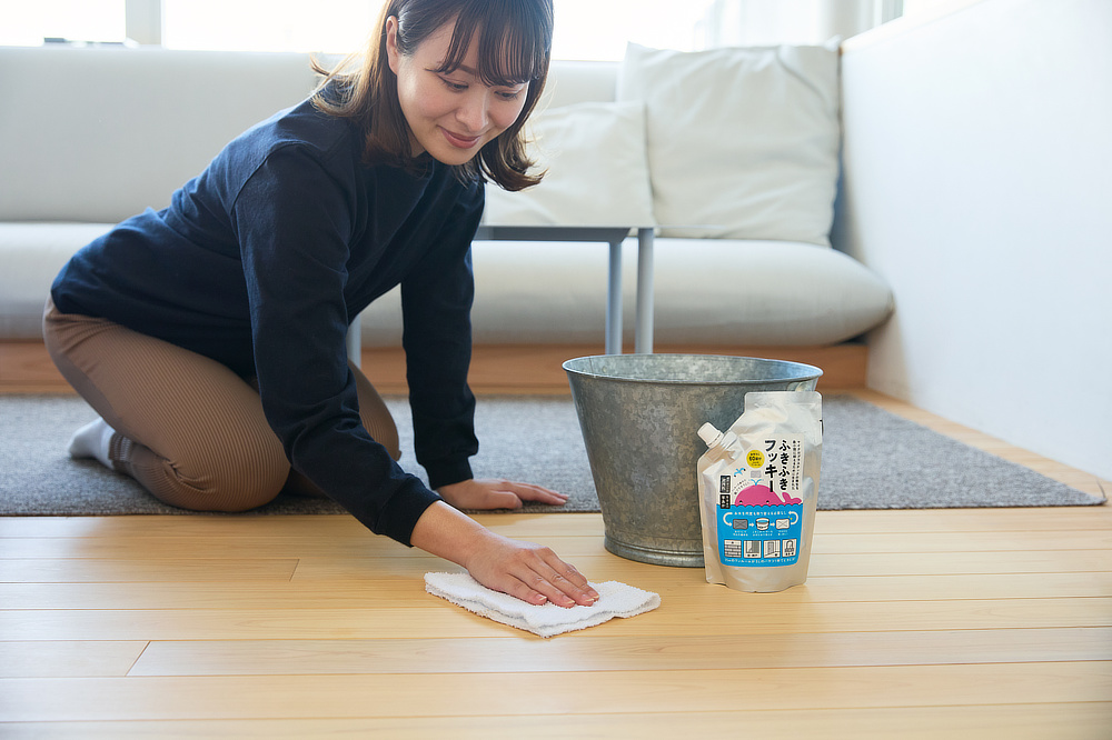 使い方も簡単で手軽に掃除ができる。床・窓ガラス・壁、拭いた後のぞうきんまでピカピカになる「家中おそうじ洗剤」｜水に戻る、環境にやさしい「がんこ本舗」の洗剤「ふきふきフッキー」