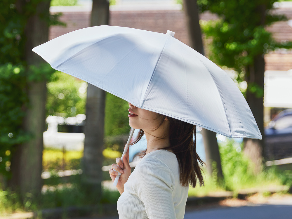 夏の猛暑の炎天下の必需品｜強い日差しも熱もブロックするから夏の暑熱ストレスを減らします。チタンを練り込んだ生地を使った、晴雨兼用傘『+TIC COOL SHADE（プラスチック クールシェイド）』
