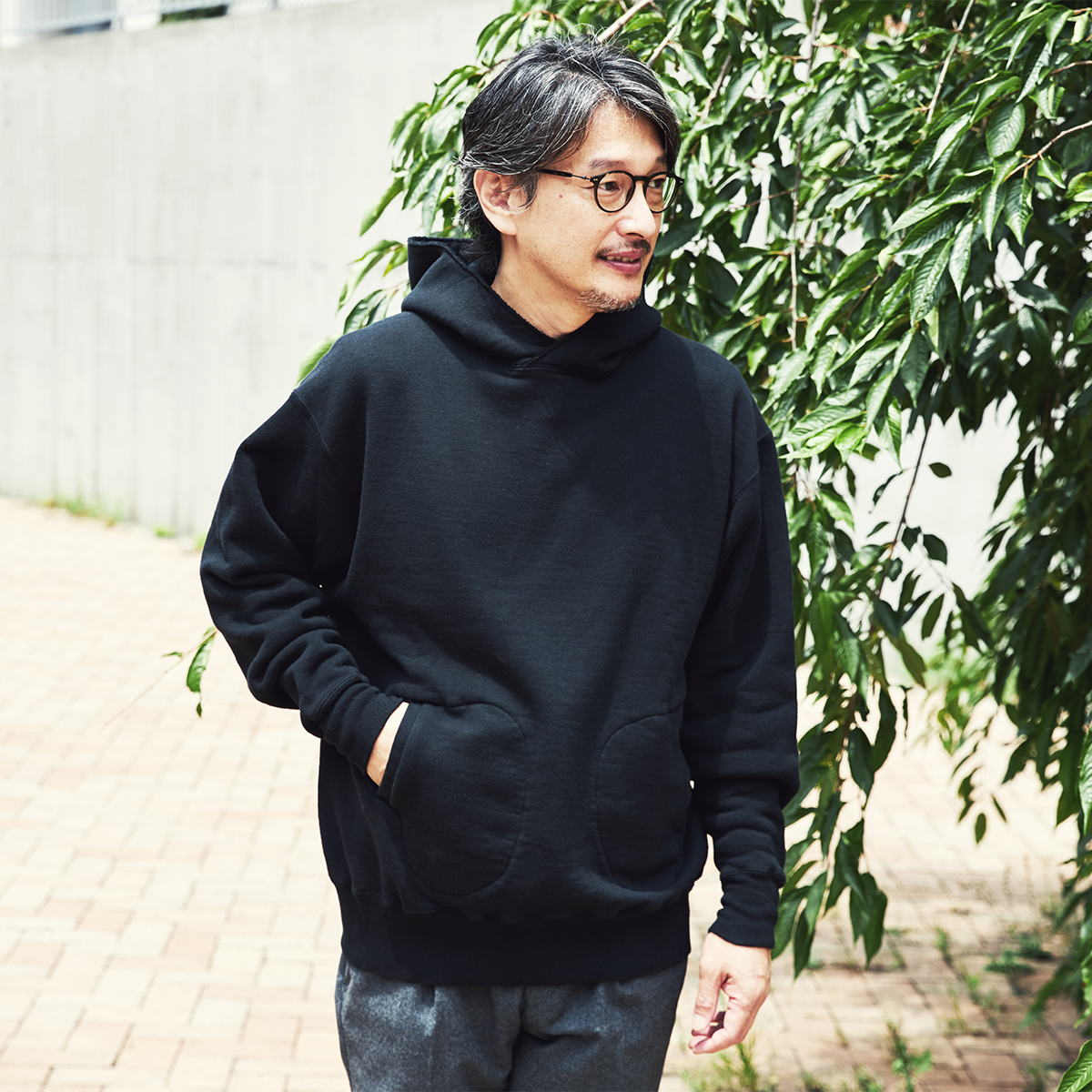 吊り編み機によって、ゆっくりと丹念に編み上げることで、手編みのようなふっくらとした風合いが生まれた。スポルディング社の名作から、現存していない「ブラック」をMade in Japanで「サイドラインパーカ／シングル」｜A.G. Spalding & Bros
