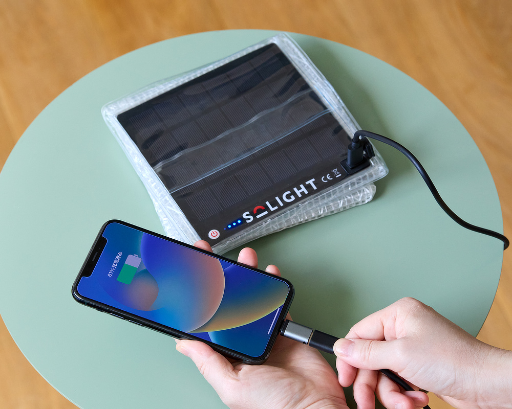 4000mAhの大型バッテリーを搭載しているのでスマートフォンの充電までできちゃいます。|長時間点灯、大容量バッテリー付き、折り畳めるランタン「MEGAPUFF(メガパフ)」(ソーラー充電式ランタン、太陽光発電ランタン、キャリーザサン、ソーラーパフ)