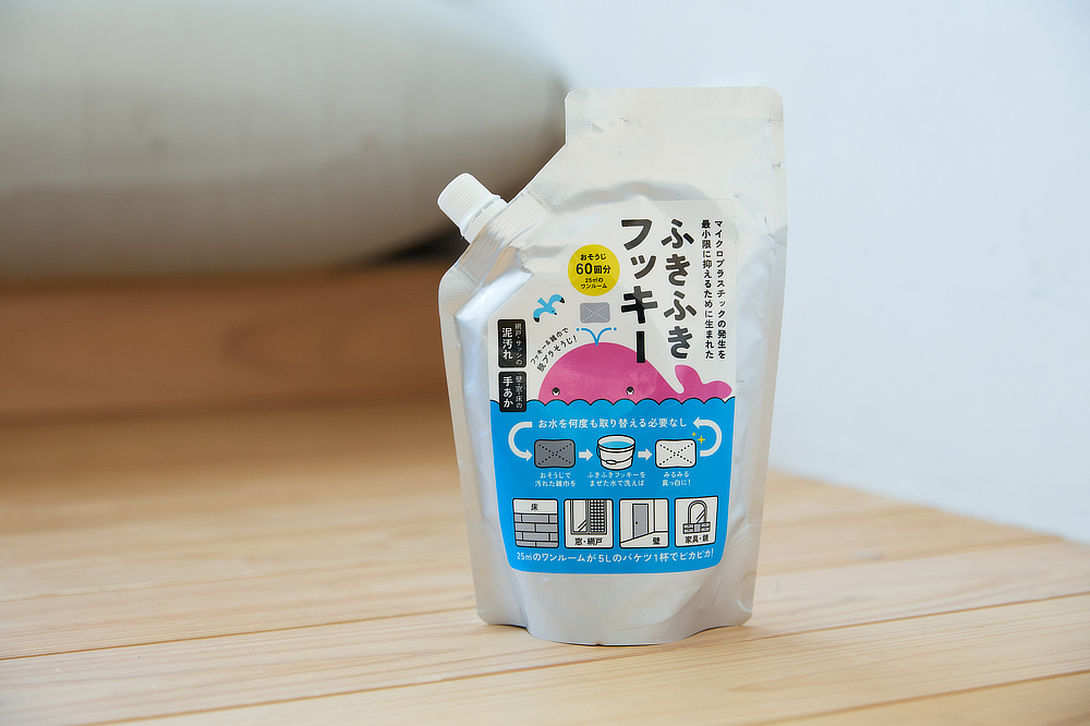 天井、壁、ドア、窓ガラス、床はもちろん、照明器具やスイッチパネル、窓サッシ、ブラインド、家具といった細かい部分も、隅々まで拭けます床・窓ガラス・壁、拭いた後のぞうきんまでピカピカになる「家中おそうじ洗剤」｜水に戻る、環境にやさしい「がんこ本舗」の洗剤「ふきふきフッキー」