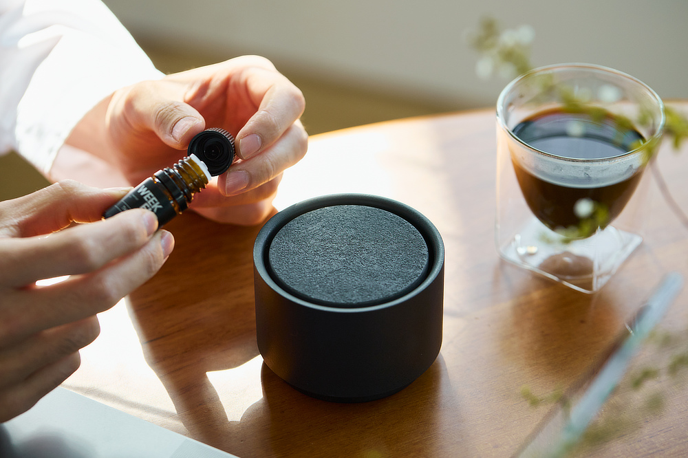 家具を作る際の「木材圧縮技術」を活かし、ヒノキやスギの樹木から独自の製法によって精油の抽出を行っています。家具メーカーが独自の製法で抽出、飛騨のヒノキ精油をベースにブレンドした心地いい香り「エッセンシャルオイル」｜WEEK END（ウィークエンド）