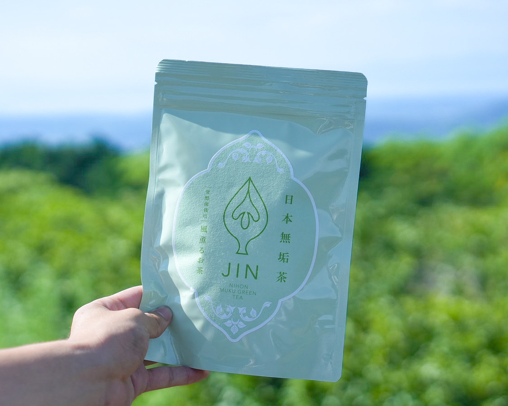 「日本山人参茶 JIN」を世に送り出したのは、子育てのために東京から大分に移住した、橋本まゆみさん。ビタミン、ミネラルたっぷりの健康茶|「日本山人参茶」同様、「好熱菌発酵物」で育てた、その名も「日本無垢茶」
