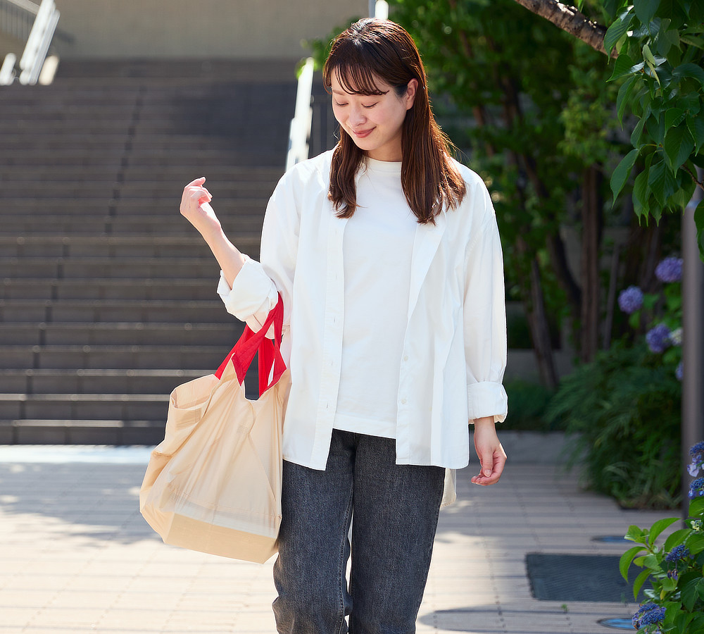 薄くて丈夫なリップストップ製、洗濯OK。1秒で開いて、広い底マチが出現！自立するから、両手で荷づくりできる『ORIBA（オリバ）』のエコバッグ
