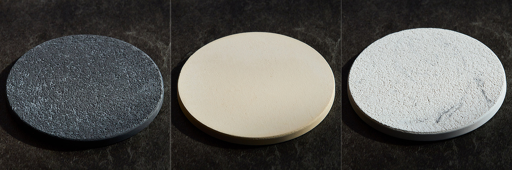 ひんやりとした質感のアルミ削り出しボディに、自然な風合いの「SAKAN」シリーズのアロマプレート|香炉やオブジェのような洗練されたデザイン。水なし・コードレスで使えるアロマディフューザー|WEEK END(ウィークエンド)