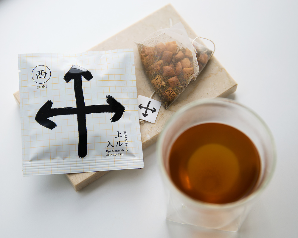 抹茶の原料であるてん茶の茎だけを選別した、茎ほうじ茶を採用。旨み成分・テアニンが豊富でやさしい甘みが広がります。|備長炭でていねいに炙った、おこげが香る炒り餅をブレンドした、玄米茶の原点『京玄米茶 上ル入ル(アガルイル)』の玄米茶・日本茶|京都・宇治田原製茶場