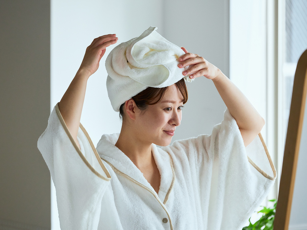 お風呂あがりに、濡れた髪をまとめておけるヘアラップとしても重宝｜洗濯するたびフワフワ、吸水力バツグンなのに乾きが速い。綿100％バスタオル｜岐阜・浅野撚糸