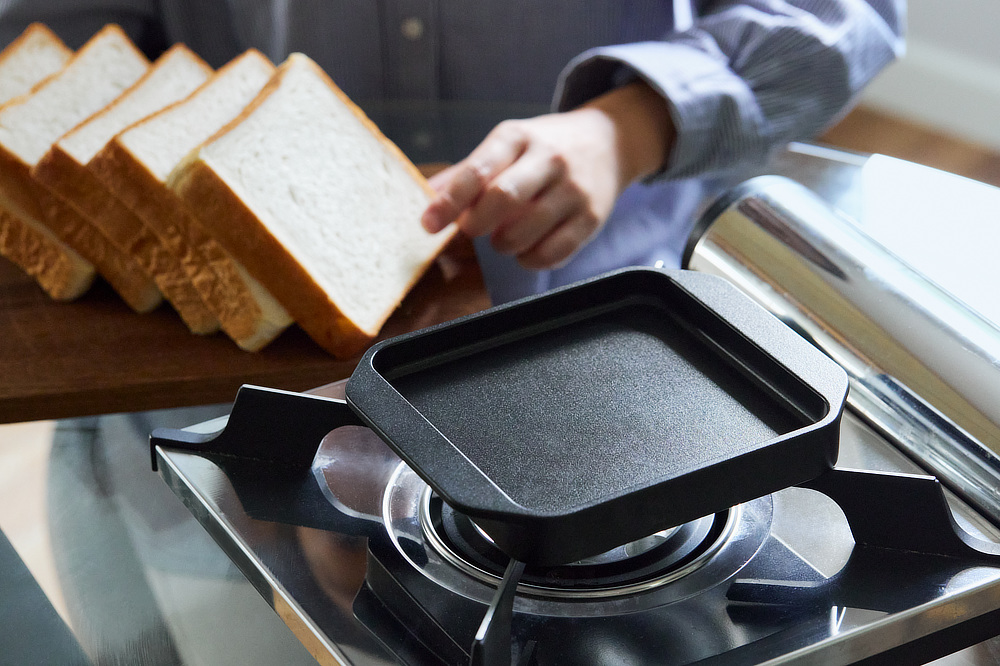 炭火焼きと同じように、強い遠赤外線効果で素早く熱を伝え、水分を逃すことなく、内側からもあたためるという仕組みの「スミ トースター」｜万能調理器具・炭（カーボン）プレート｜あやせものづくり研究会 Ayase Labo（カーボン加工専門メーカー旭工業）