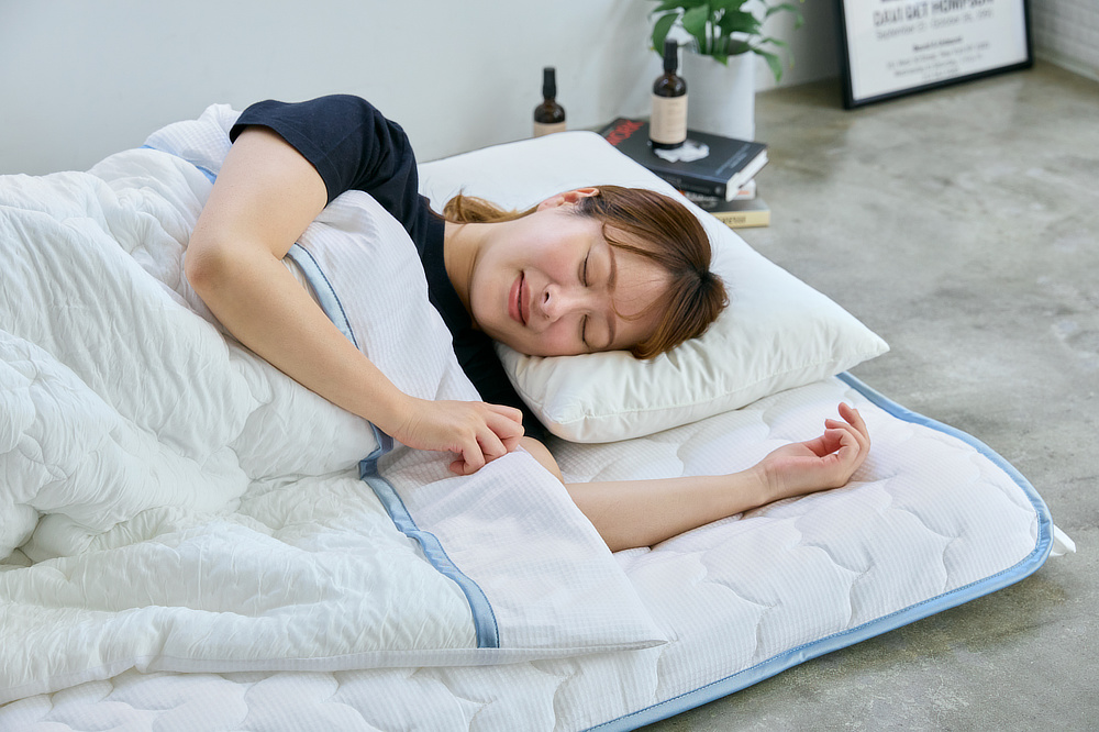 一晩中、朝の目覚めまで、気持ちいいヒンヤリ感が続く｜熱帯夜も、心地よい睡眠。驚くほど「しっとり冷たい」寝心地の冷感夏の掛け・敷きふとん｜The ICE 27（ザ・アイス・トウェンティーセブン）