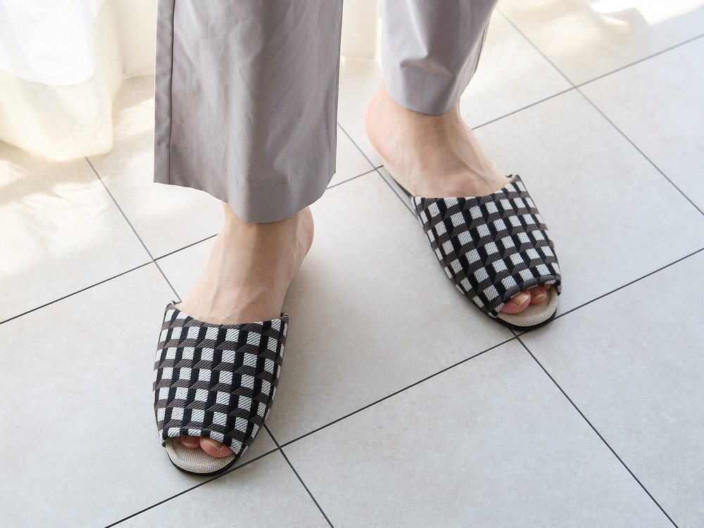 スタイルが良く見えるほっそりシルエット|足裏も指先もサラサラで歩きやすい。部屋にあるだけで家の中が夏らしく変わるスリッパ|LOOM & SPOOL(ルームアンドスプール)