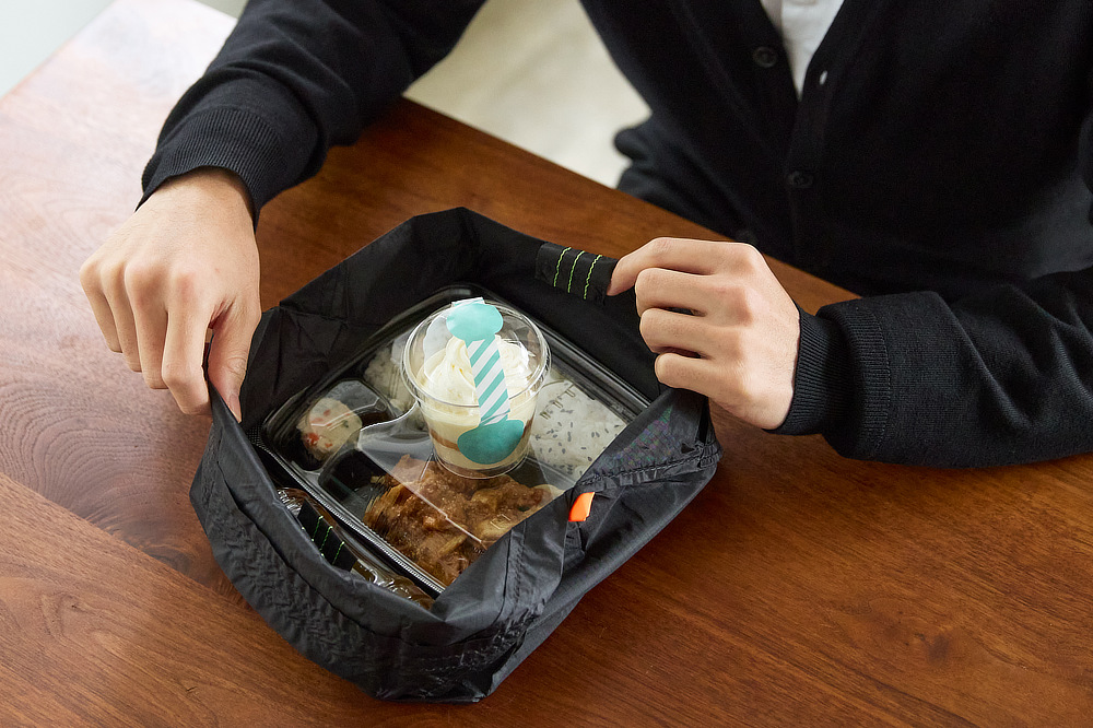 荷物の出し入れがしやすいエコバッグ。1秒で開いて、広い底マチが出現！自立するから、両手で荷づくりできる『ORIBA（オリバ）』のエコバッグ