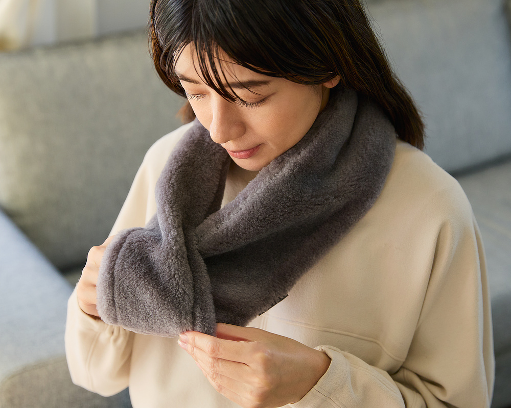 コンパクトでかさばらないので、ボリュームのあるマフラーが苦手な人にもおすすめ。｜SERENE（シリーン）のメリノウール100%あずきピロー入りの「ボアマフラー」