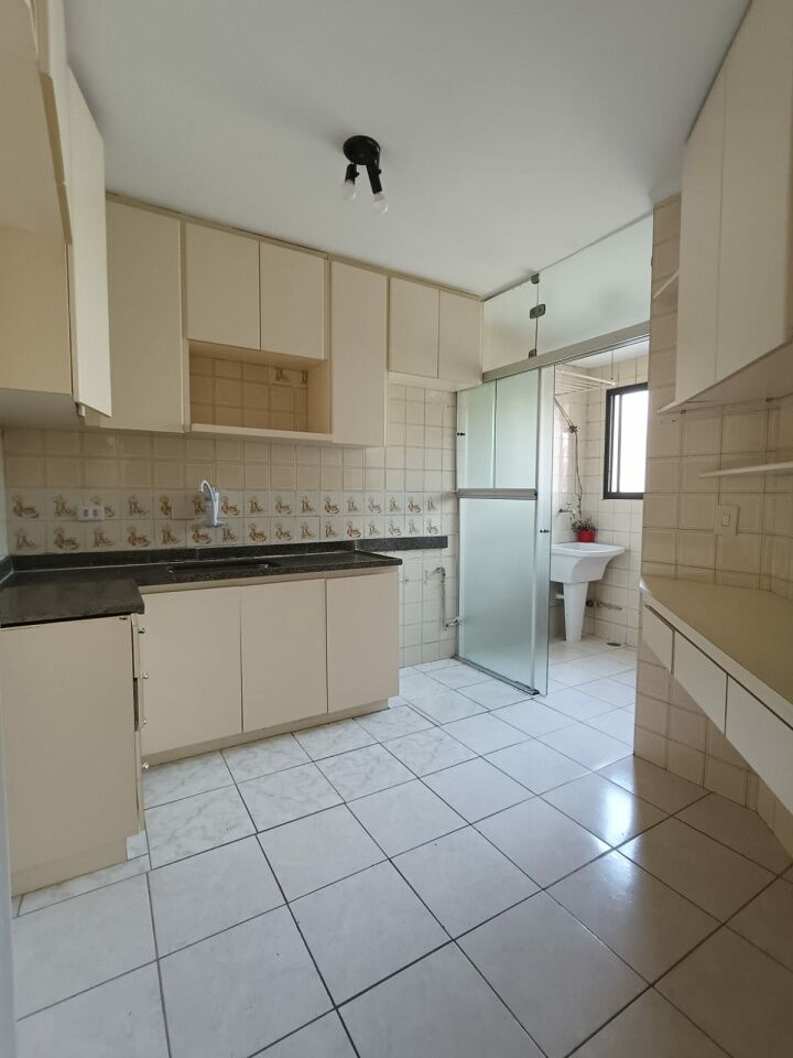 SOBRADO 3 SUITES   4 VAGAS PROX COMERCIOS E CONDUÇÕES FL37