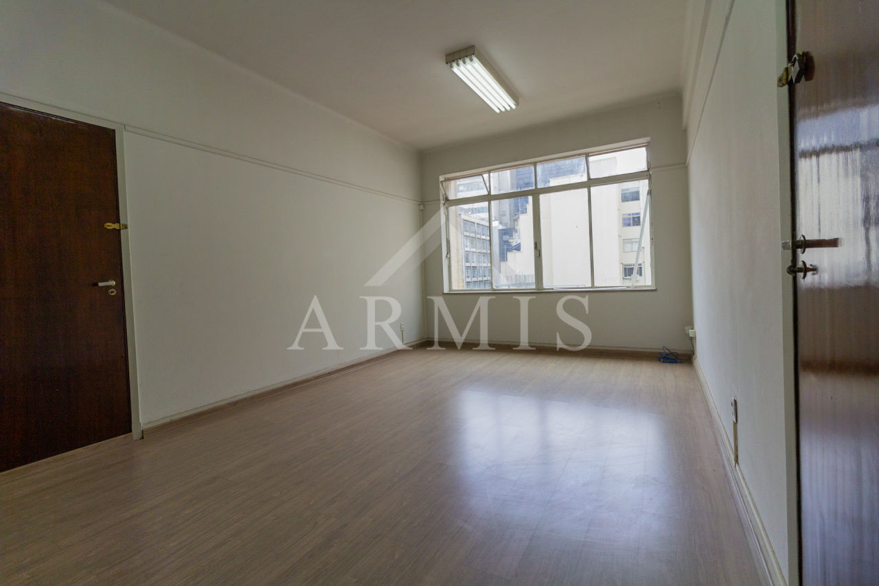 Sala comercial com 19m² disponível para locação no Centro de São Paulo.