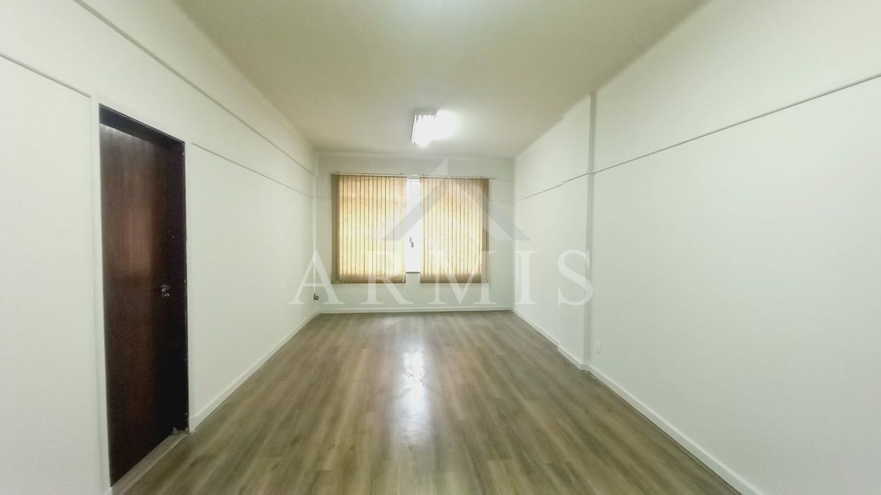 Sala comercial com 28m² disponível para locação no Centro de São Paulo.