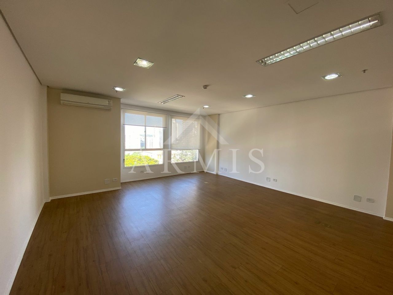 Excelente sala comercial na região da Faria Lima!