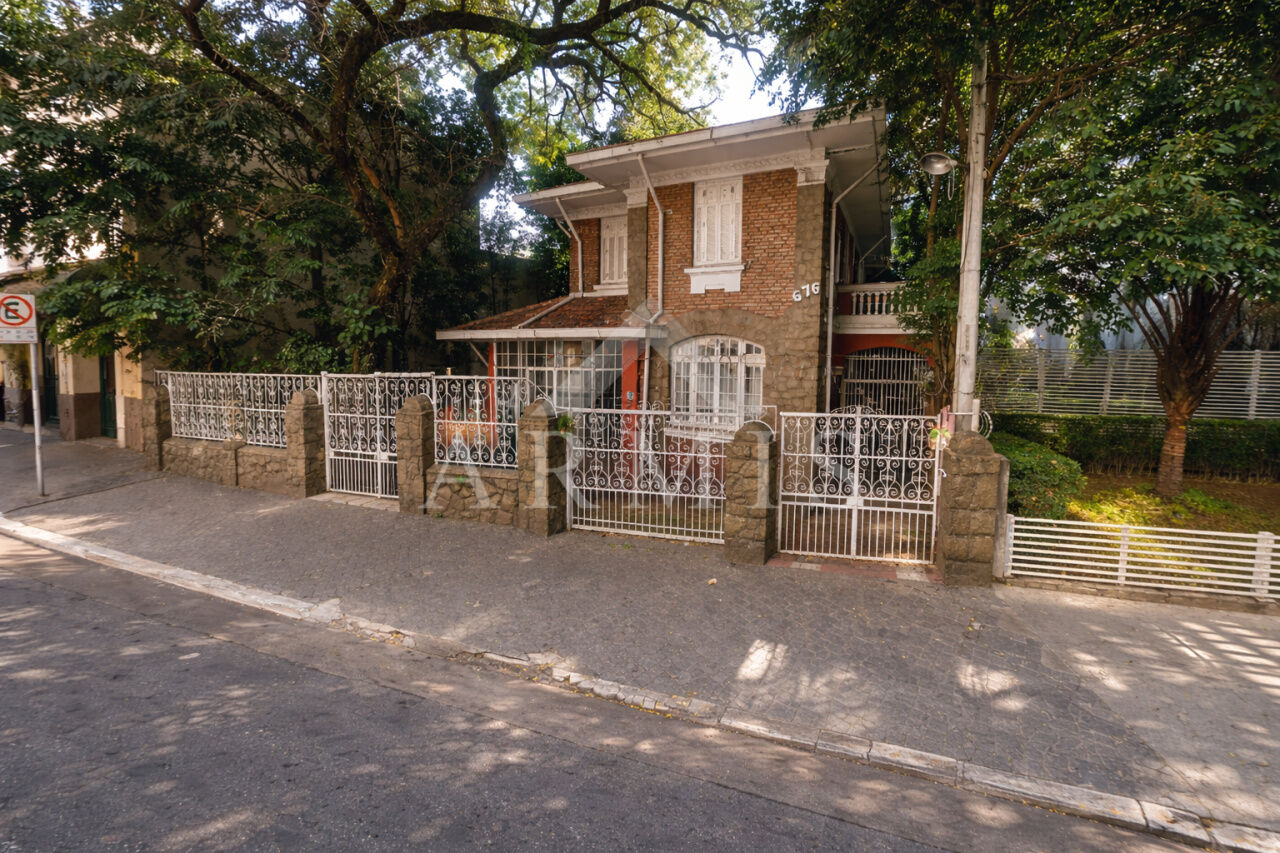 Casa de 250m² disponível para venda ou locação na Santa Cecília, São Paulo.