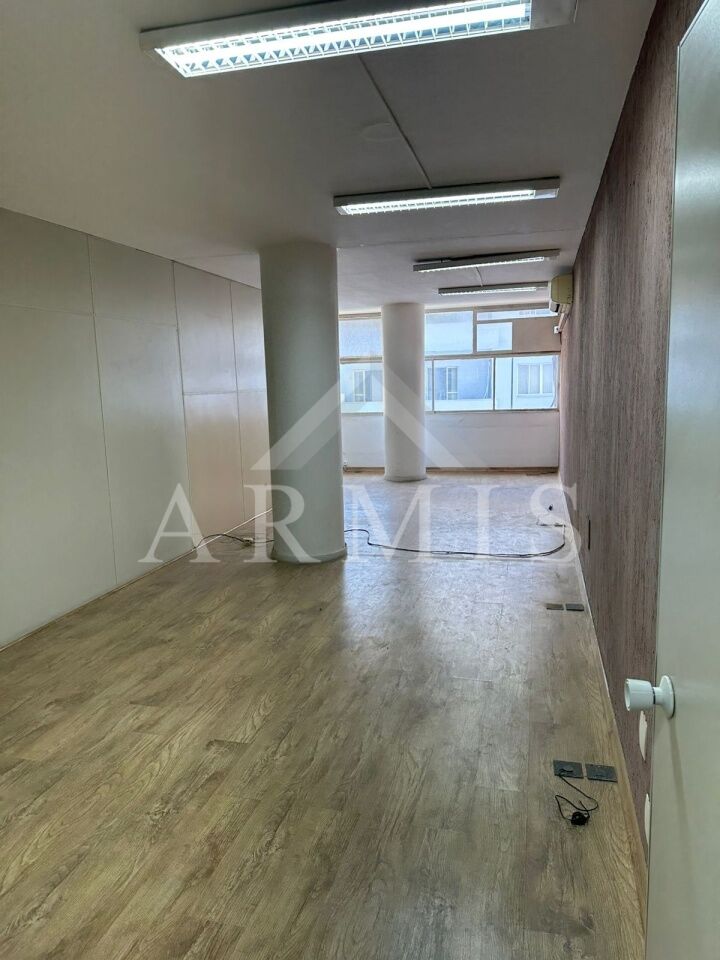 Conjunto comercial de 170m² disponível para locação no Centro de São Paulo.