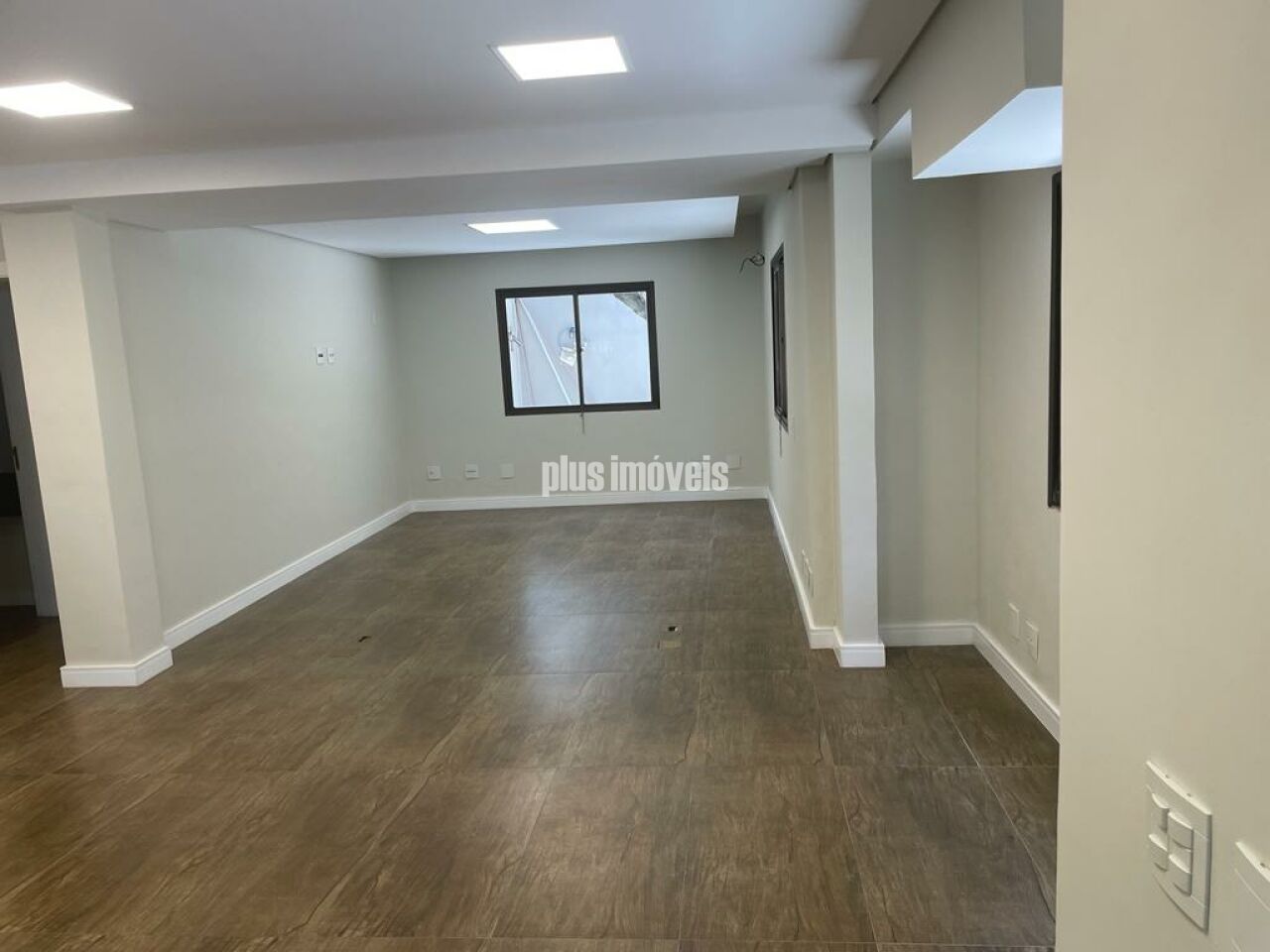 Casa Comercial à venda e aluguel com 1 quarto, 300m² - Foto 1