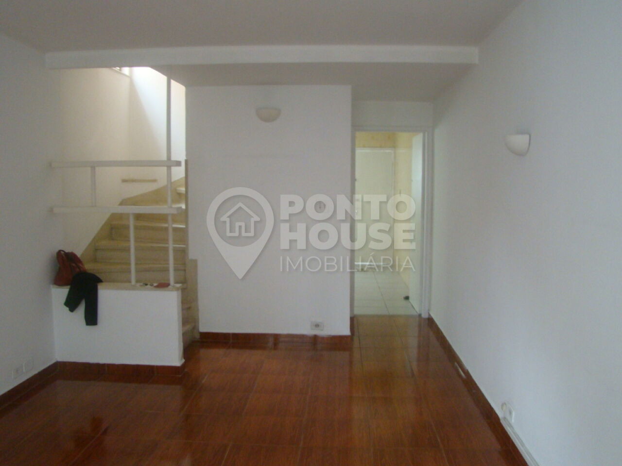 Casa para locação no Jardim Aeroporto, 2 dormitórios, edícula, quintal, 2 vagas