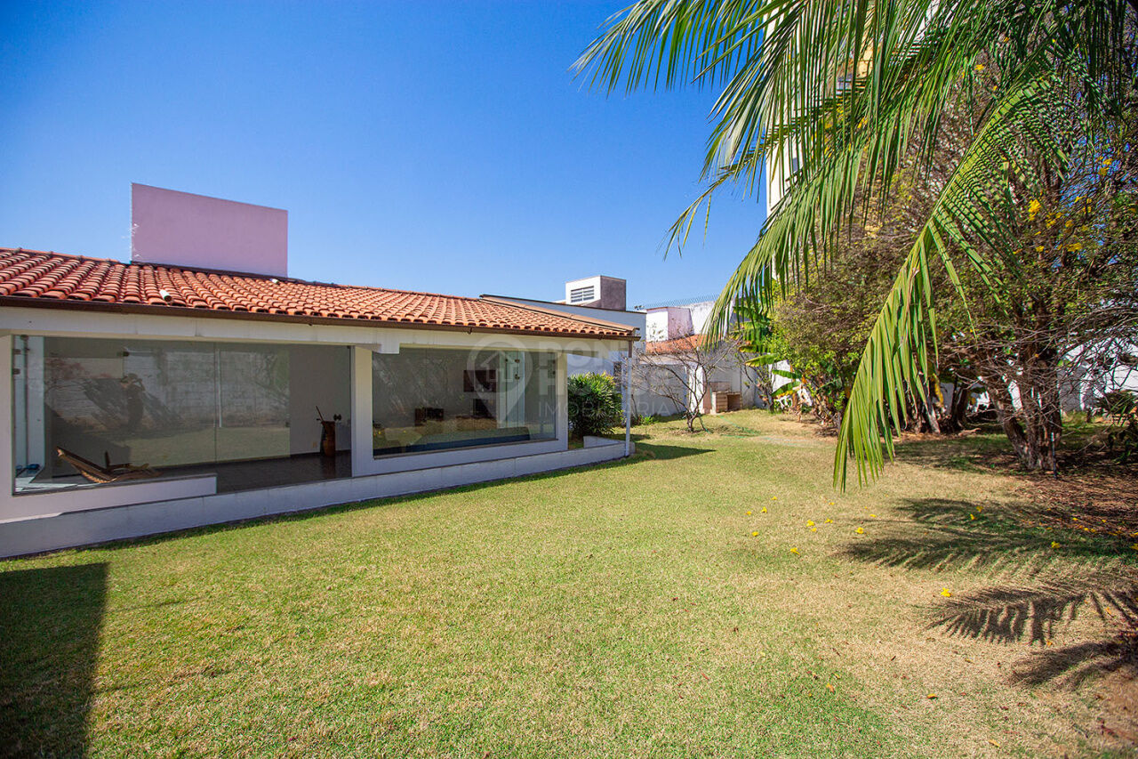 Casa à venda no bairro Jardim da Saúde , com 6 dormitórios, 1 suíte, 4 vagas