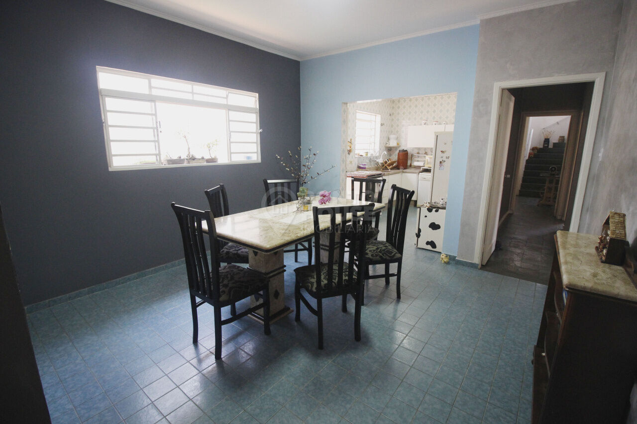 Casa térrea com 03 suítes e 3 vagas de garagem cobertas à venda no Bairro Jardim da Saúde
