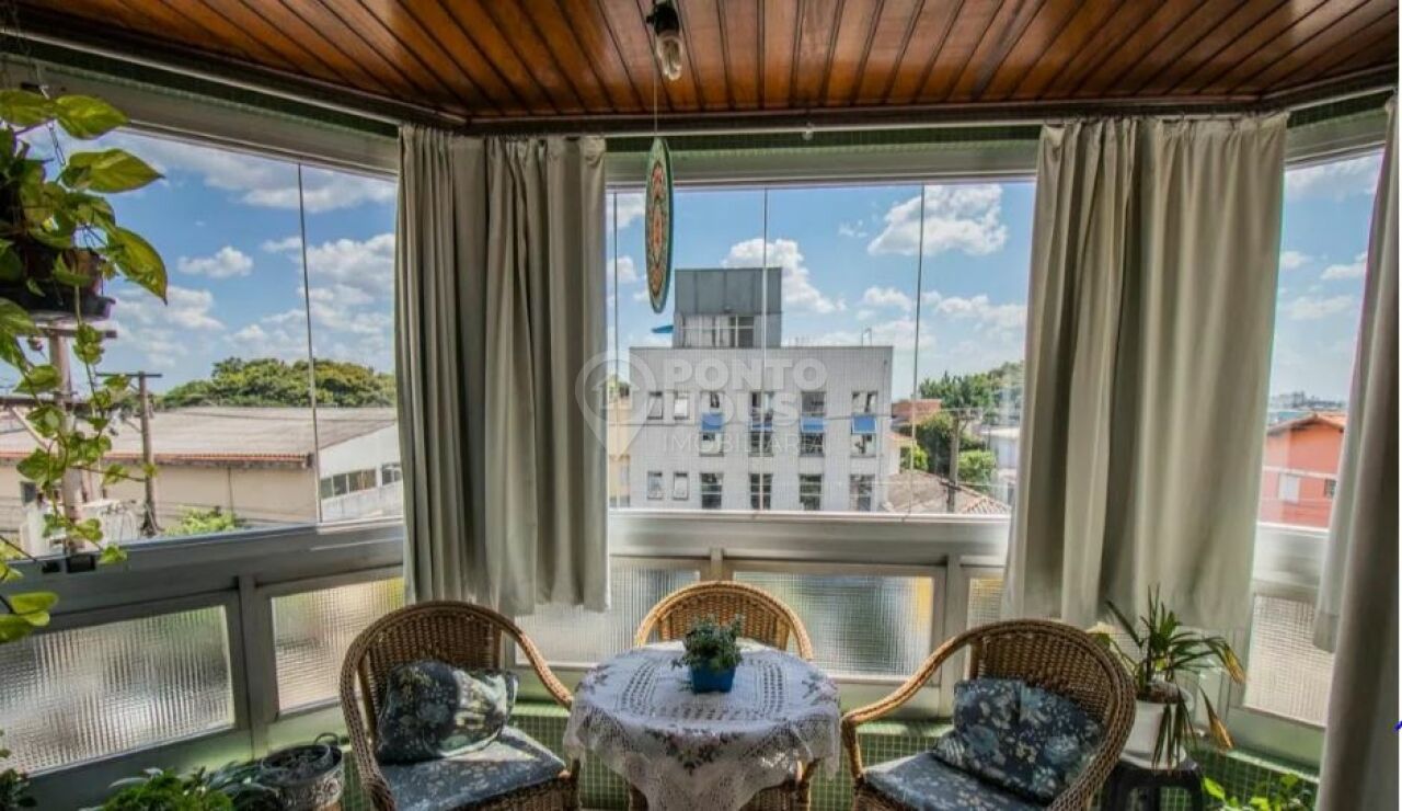 Apartamento à venda no bairro Saúde com varanda fechada com vidro