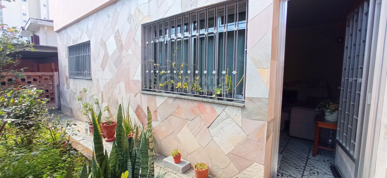 Sobrado à venda no bairro Saúde, 4 dormitórios, 1 suíte e 4 vagas 
