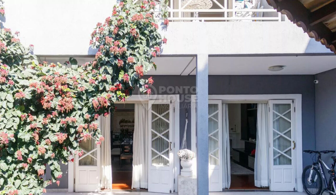 Sobrado à venda na Saúde, com 300m², 4 dormitórios (sendo 3 suítes) e 3 vagas.