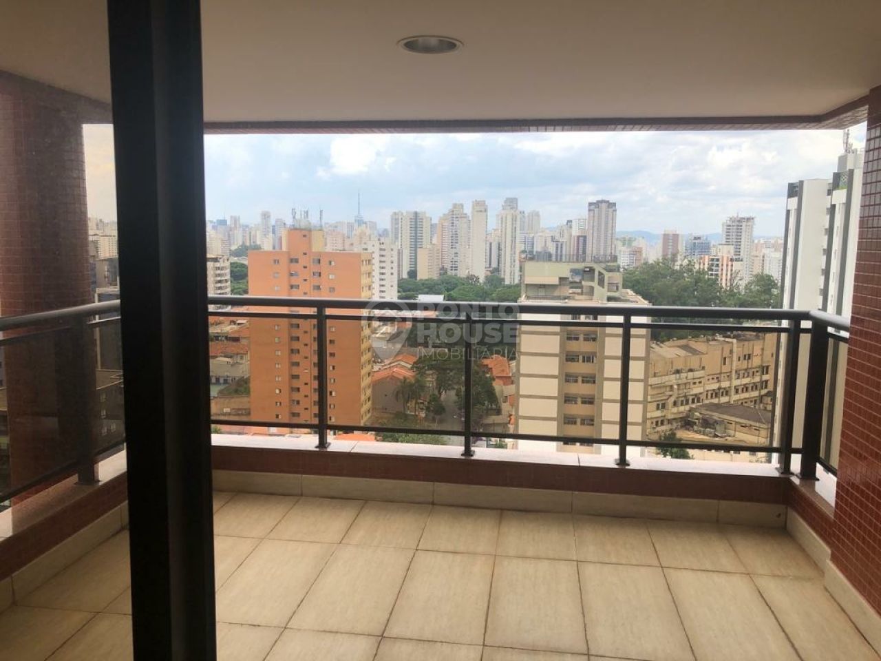 Apartamento à venda na Vila Mariana com 4 quartos, 4 suítes e 4 vagas.