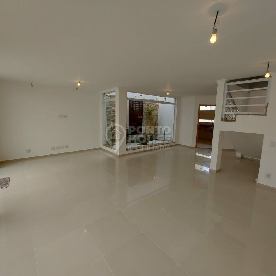 Sobrado à venda no bairro Vila Gumercindo com 240m², 3 suítes e 3 vagas de garagem