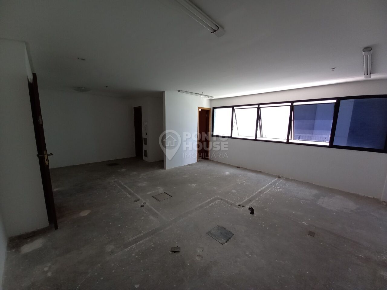 Conjunto comercial com 45m², há 500m do Metrô São Judas, 2 banheiros, 1 vaga