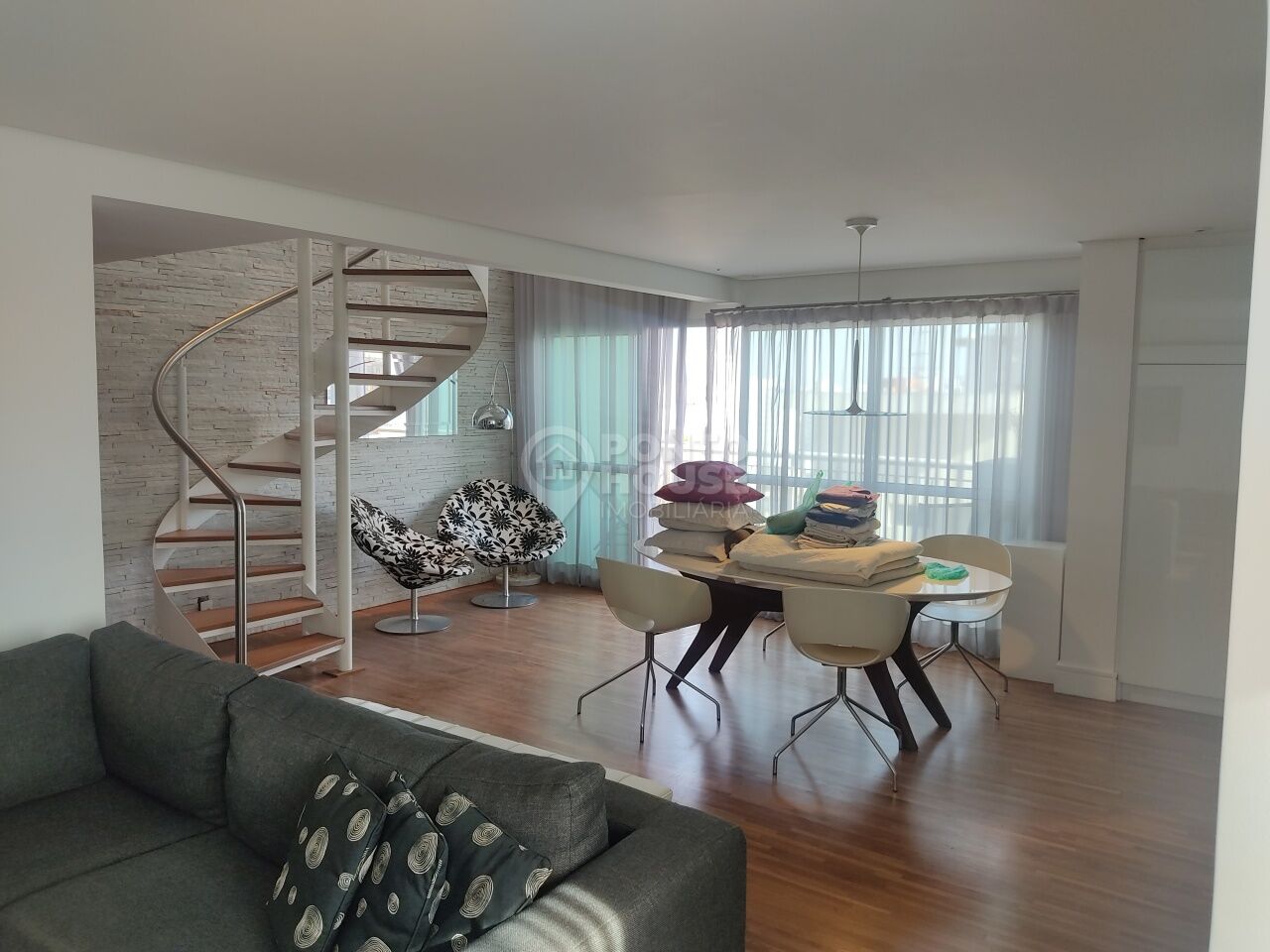 Apartamento duplex mobiliado em Moema 104m², 1 dormitório, 2 banheiros e 2 vagas